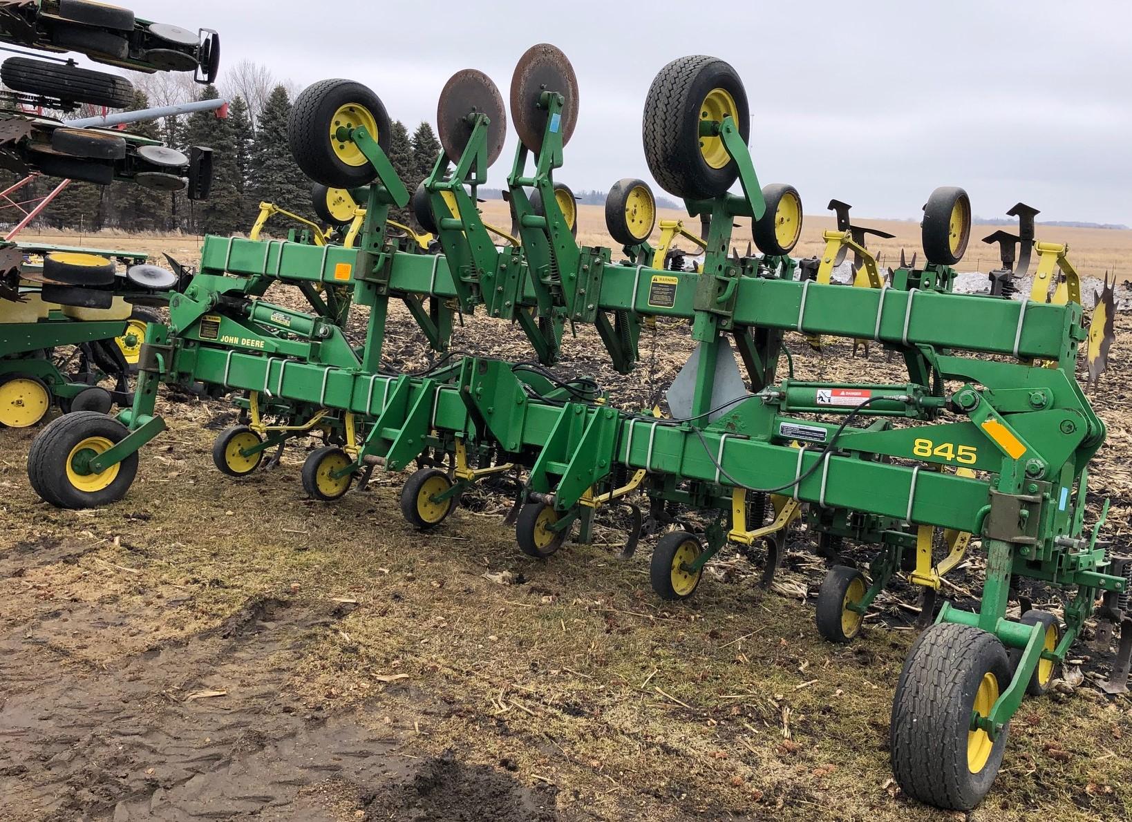 JOHN DEERE 845 12R30" 3 PT FLAT FOLD CULTIVATOR,