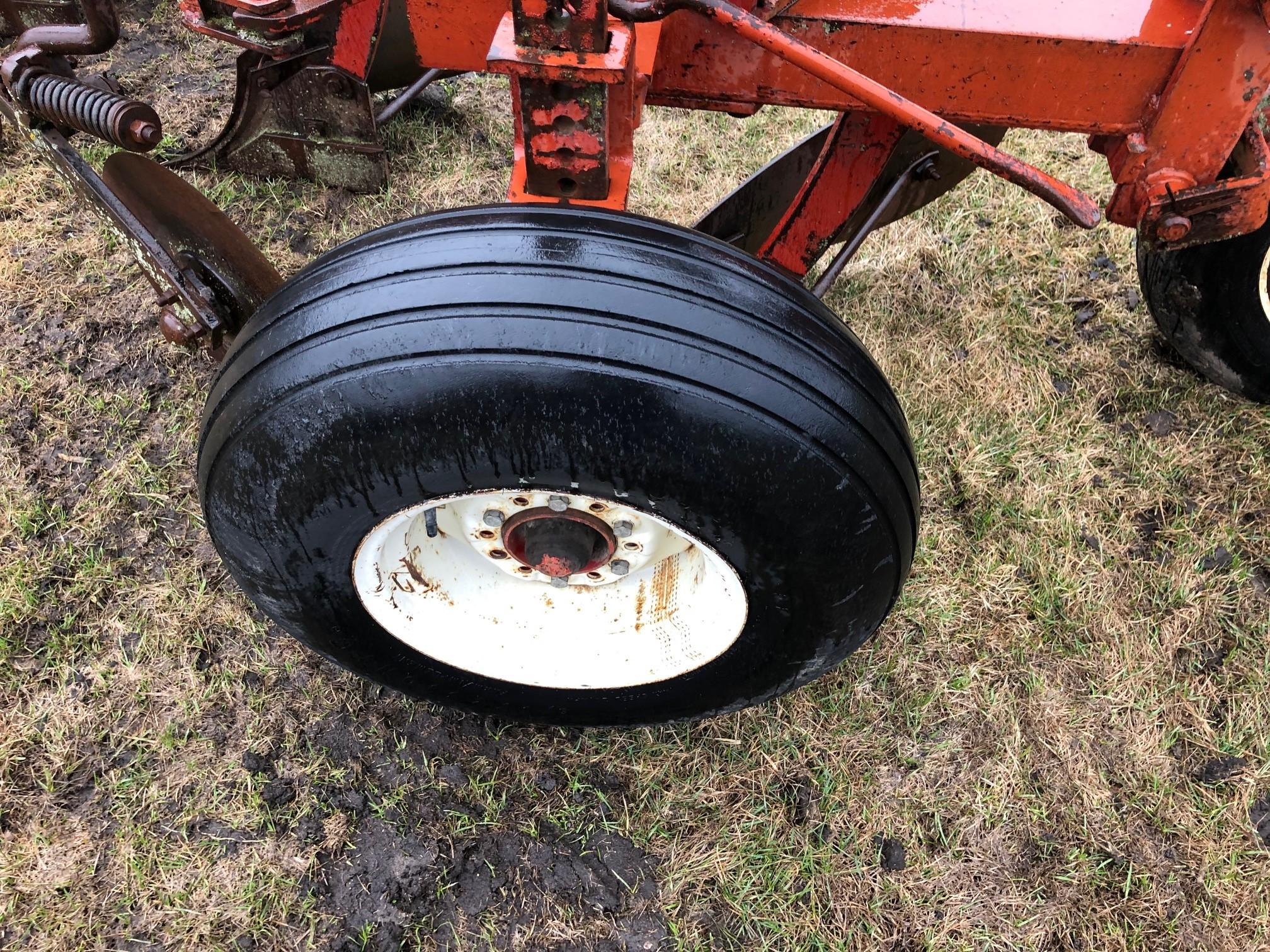 IH 720 5-18" AR PLOW, SEMI INT, (5) COULTERS