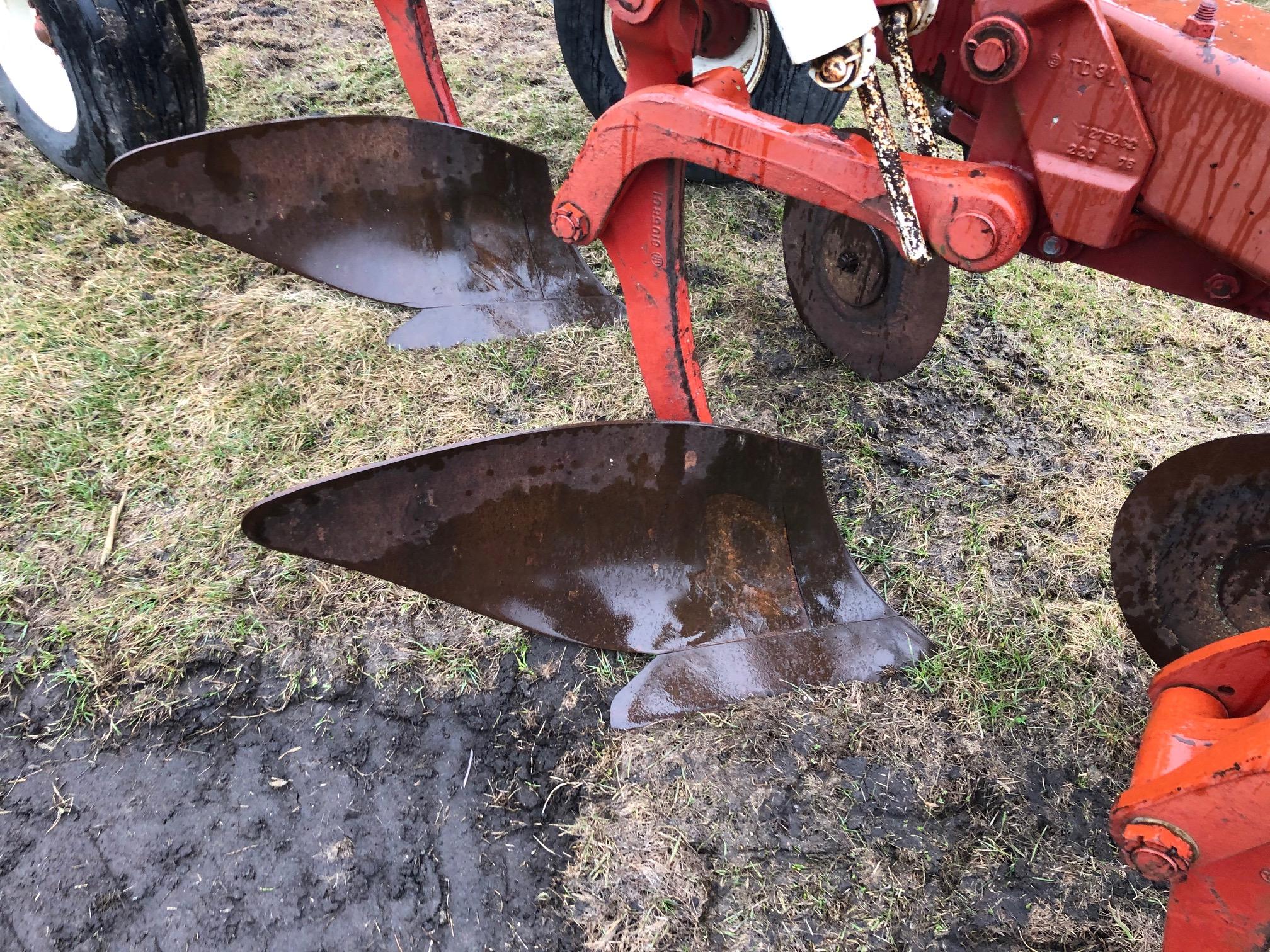 IH 720 5-18" AR PLOW, SEMI INT, (5) COULTERS