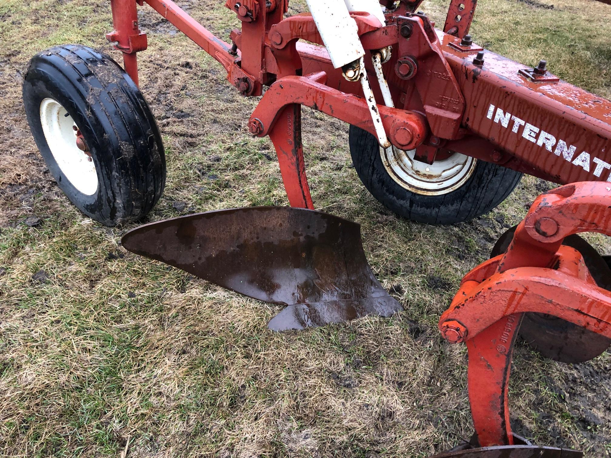 IH 720 5-18" AR PLOW, SEMI INT, (5) COULTERS