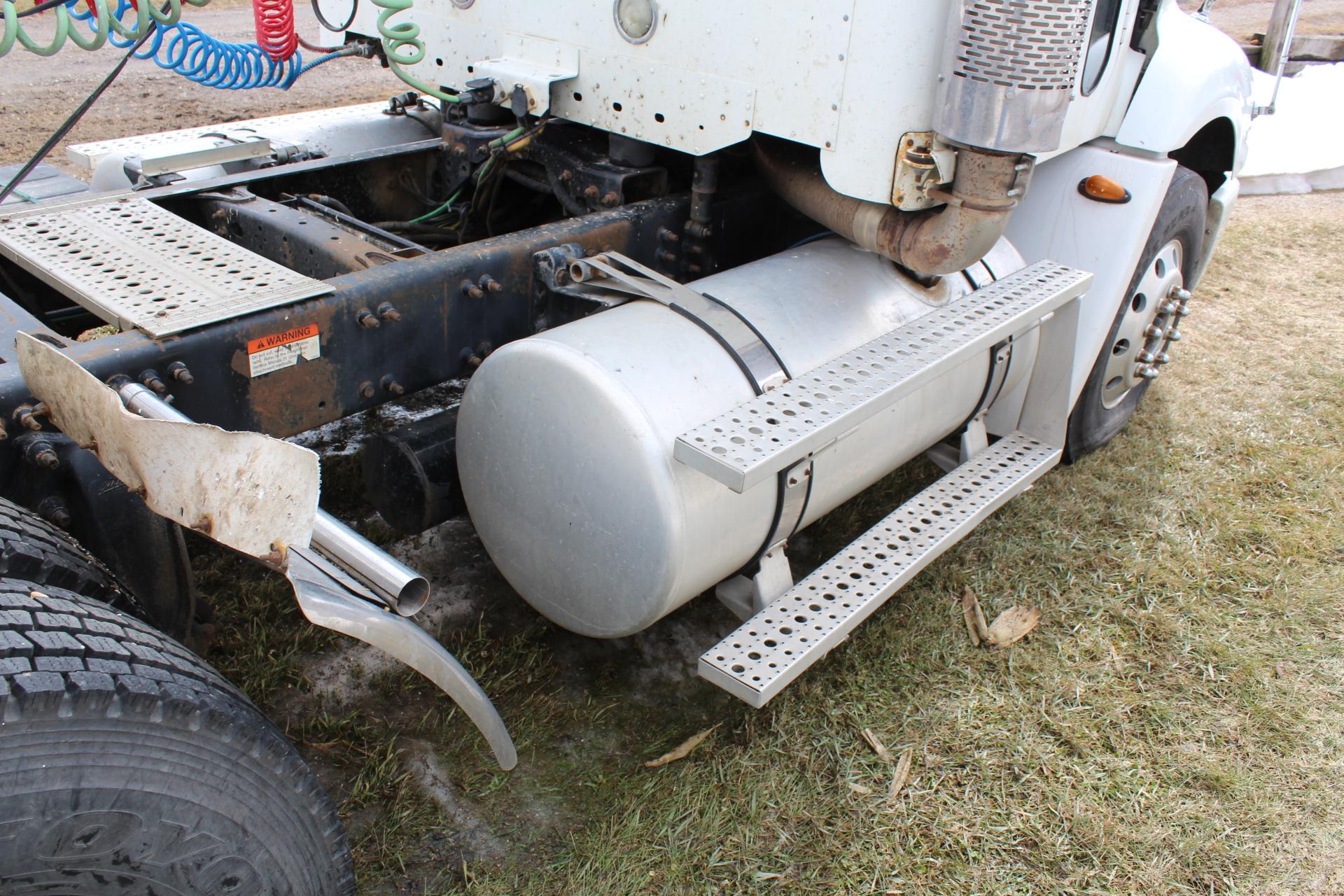 *** 2005 FREIGHTLINER COLUMBIA DAY CAB SEMI