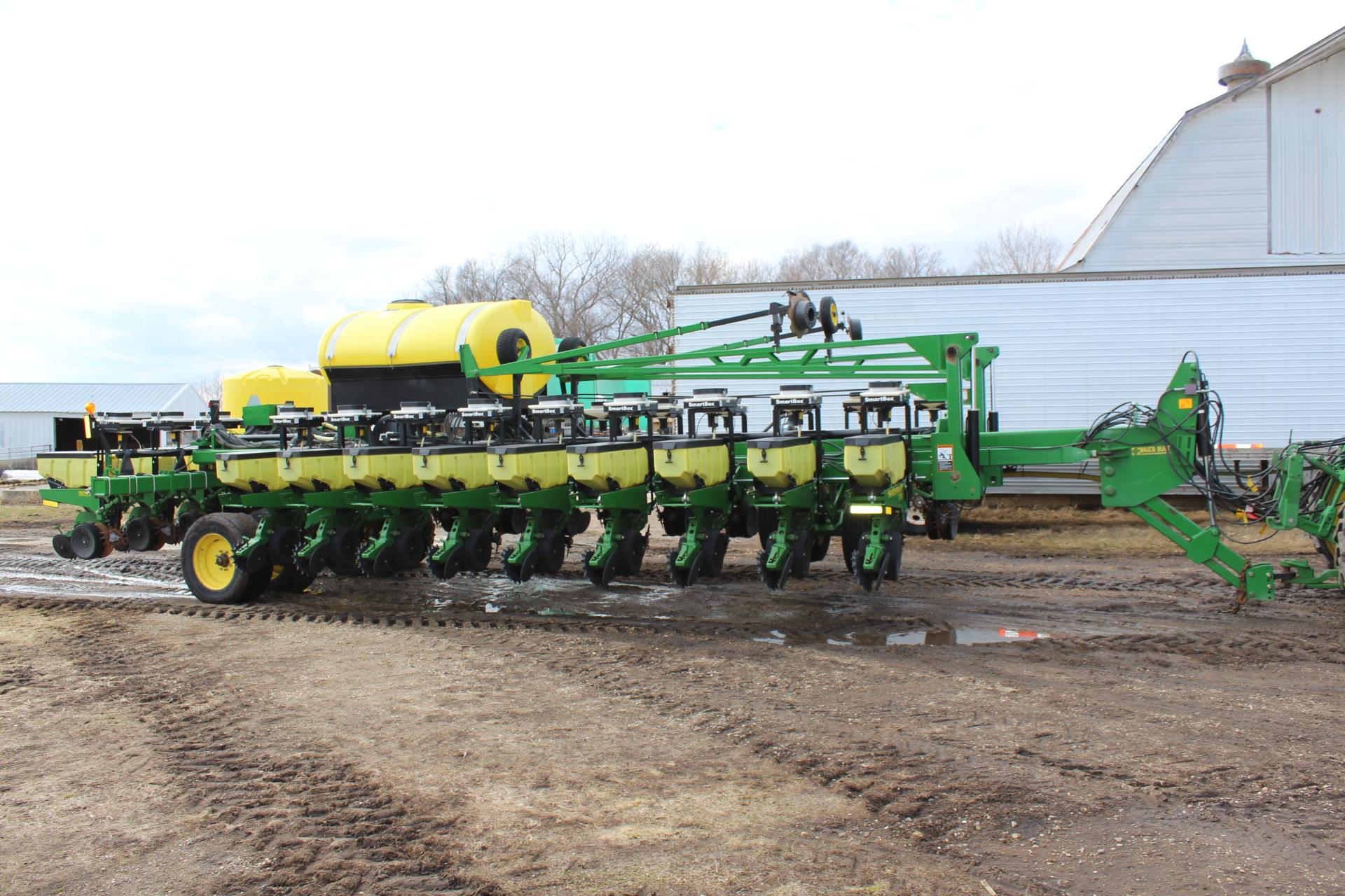 2008 JOHN DEERE DB 24R30" MAXEMERGE XP PLANTER,