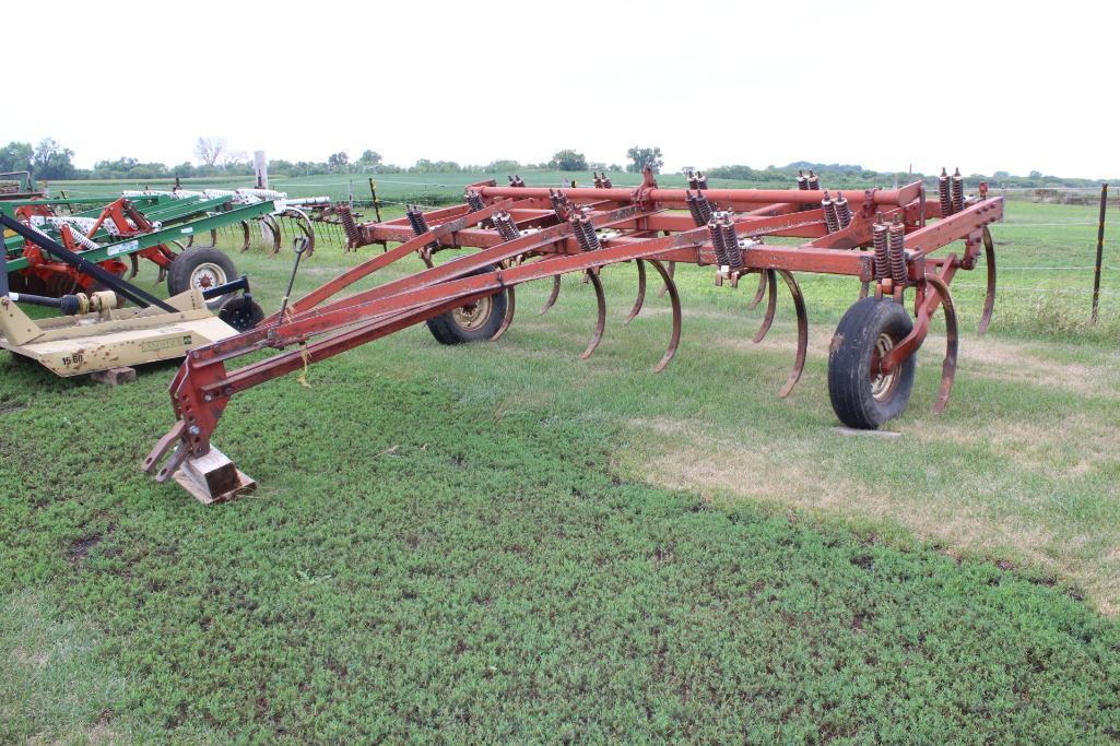 IH 15' 55 Chisel Plow, Pull Type, 15 Shanks, 2" Spikes