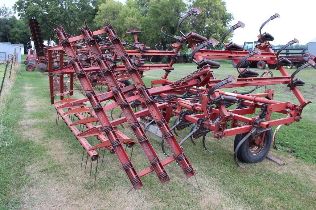 IH 4500 24' Vibra Shank Feild Cult, Walking Tandems On Main Frame, HYD Fold, 3 Bar Harrow