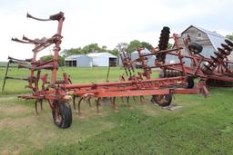 IH 45 24' Vibra Shank Feild Cult, HYD Fold, 3 Bar Harrow