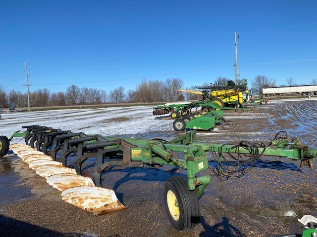 JOHN DEERE 2800 8 BOTTOM VARI WIDTH PLOW, AUTO RESET, ONLAND DRAW BAR HITCH