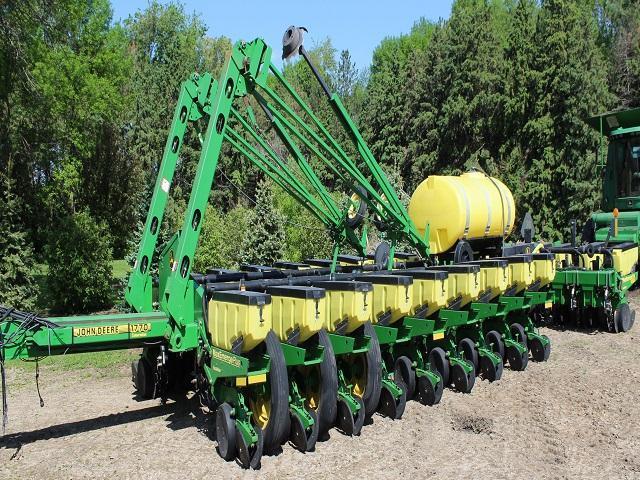 John Deere 1770 MaxEmerge Plus Front Fold Vacuum Planter, 24R30", 3BU Poly Boxes, 500 Gal Fert Tank