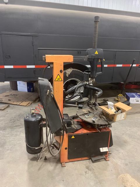 SNAP-ON TIRE CHANGER, MODEL EEWH311A, RIM CLAMP 10" TO 24", RIM CLAMP EXTENDERS,