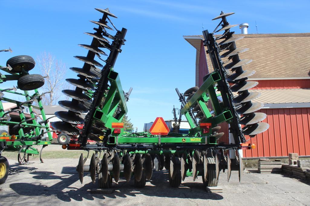 2011 John Deere 637 23'7" Rock Flex Disk, 24" x .256 Solid Sphere Front & Rear, Walking Tandems,