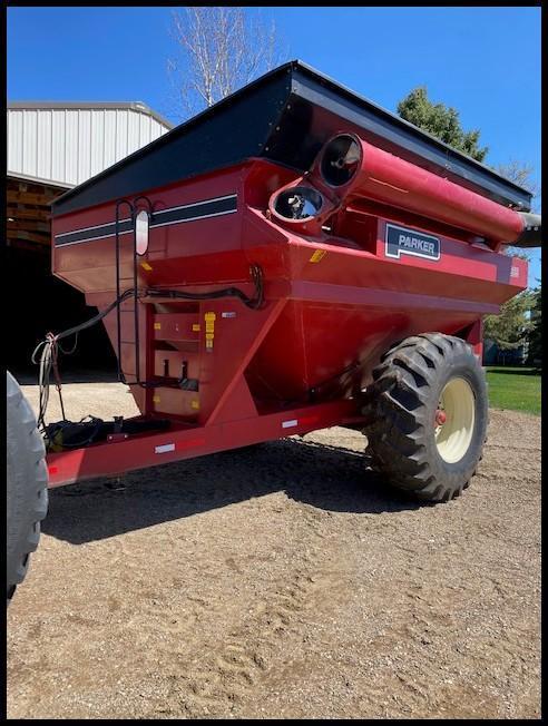 Parker 685 Grain Cart, Corner Auger, 13/8" 1000 PTO, Lights, 24.5x32 12 Ply Singles, 21" Rim,