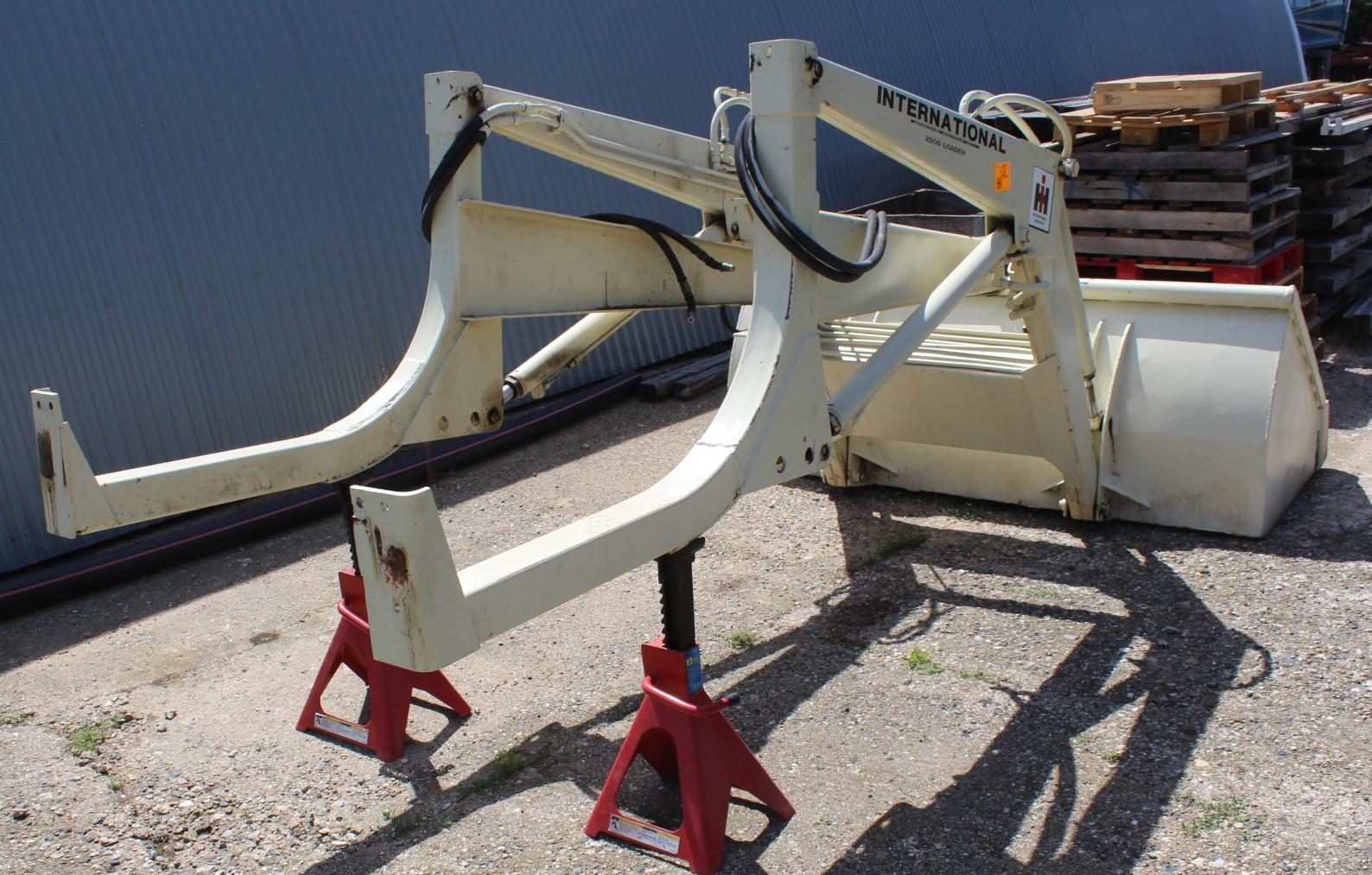 IH 2000 Hyd Loader, 7’ Bucket, off of 560