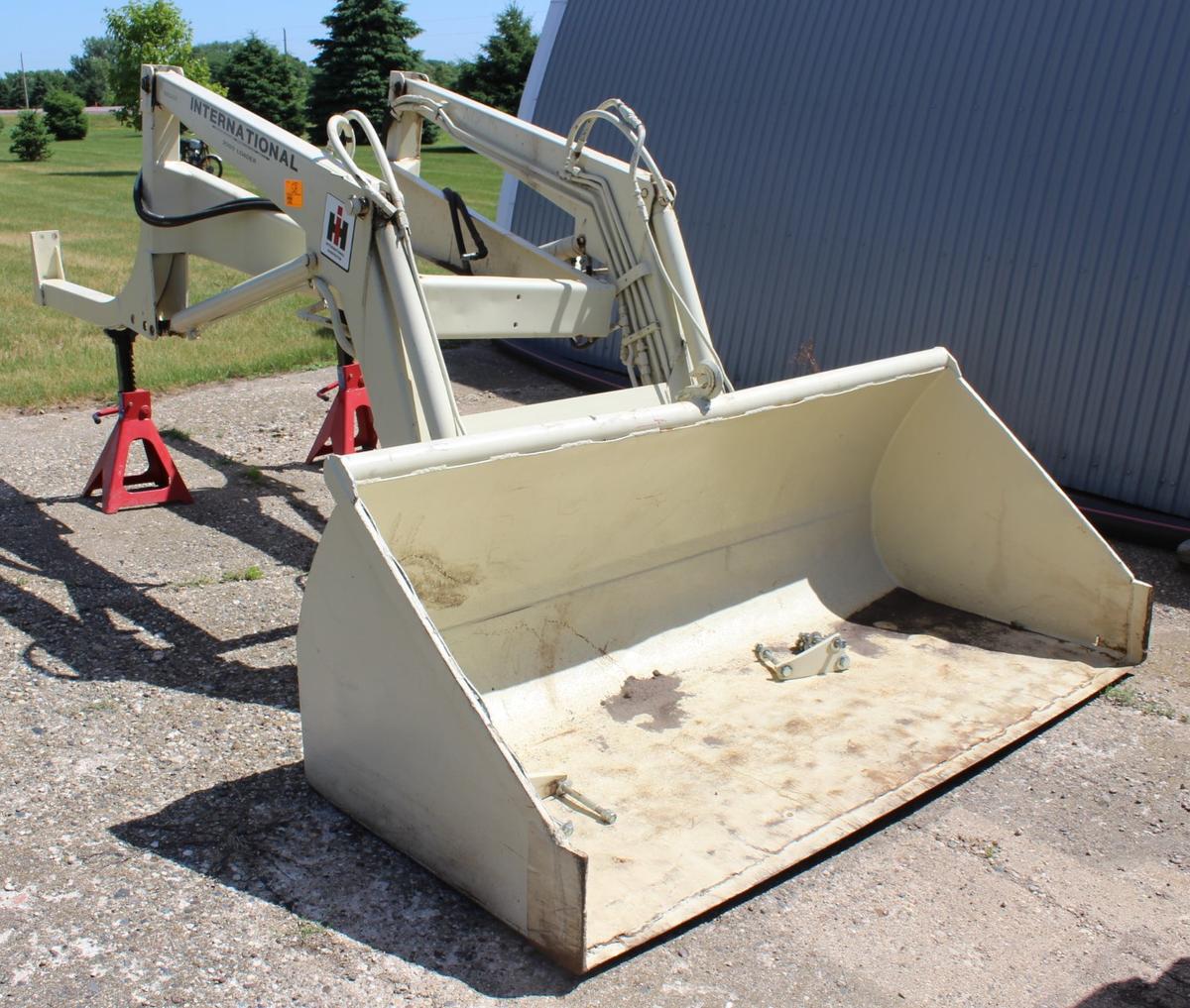 IH 2000 Hyd Loader, 7’ Bucket, off of 560