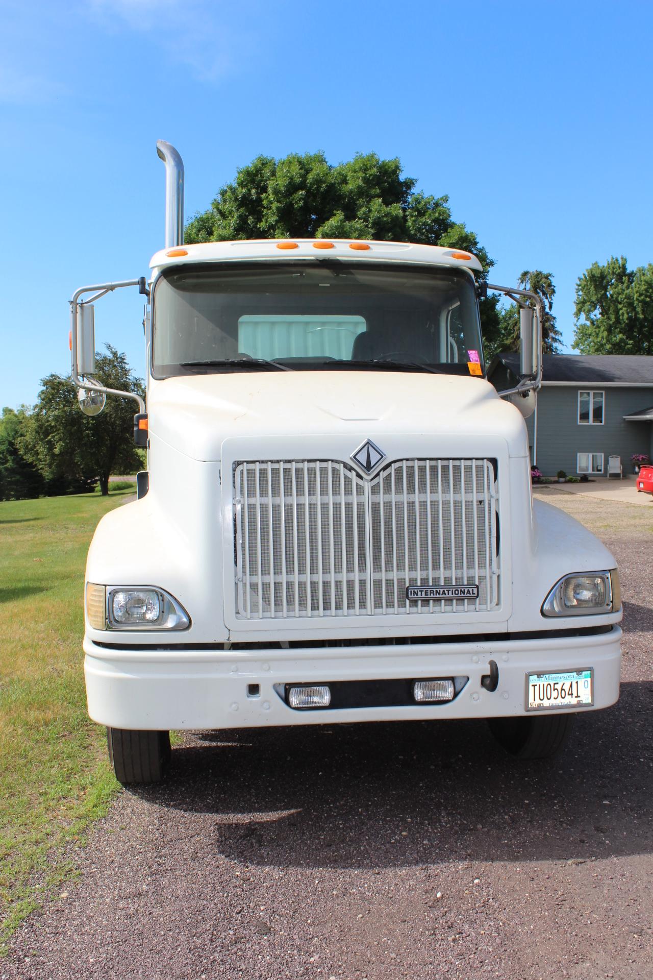 ***2001 Navistar 9100 Day Cab Single Axle Semi Tractor, Cummins ISM, Air Ride,