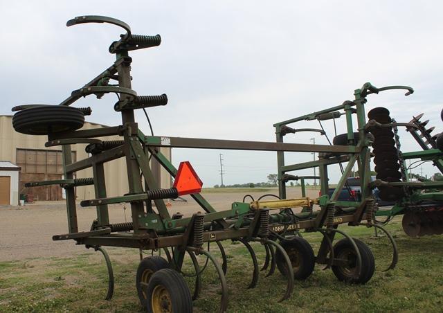 John Deere 1610 Chisel Plow, 29' 29 Shank, Walking Tandem On Mainframe, 2"