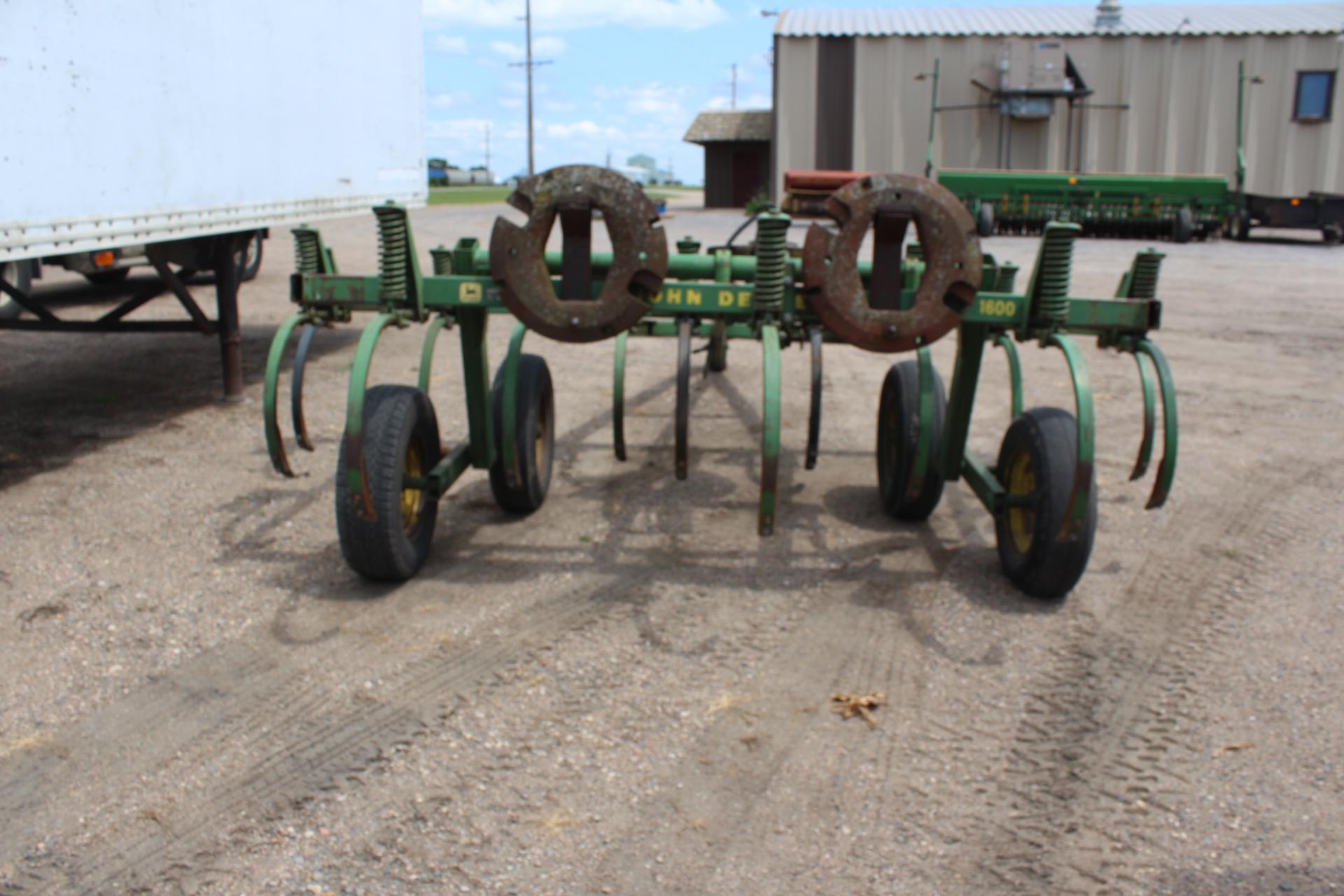 John Deere 14’ 1600 Chisel Plow, 14 Shanks, Walking Tandem, Pull Type, Extr