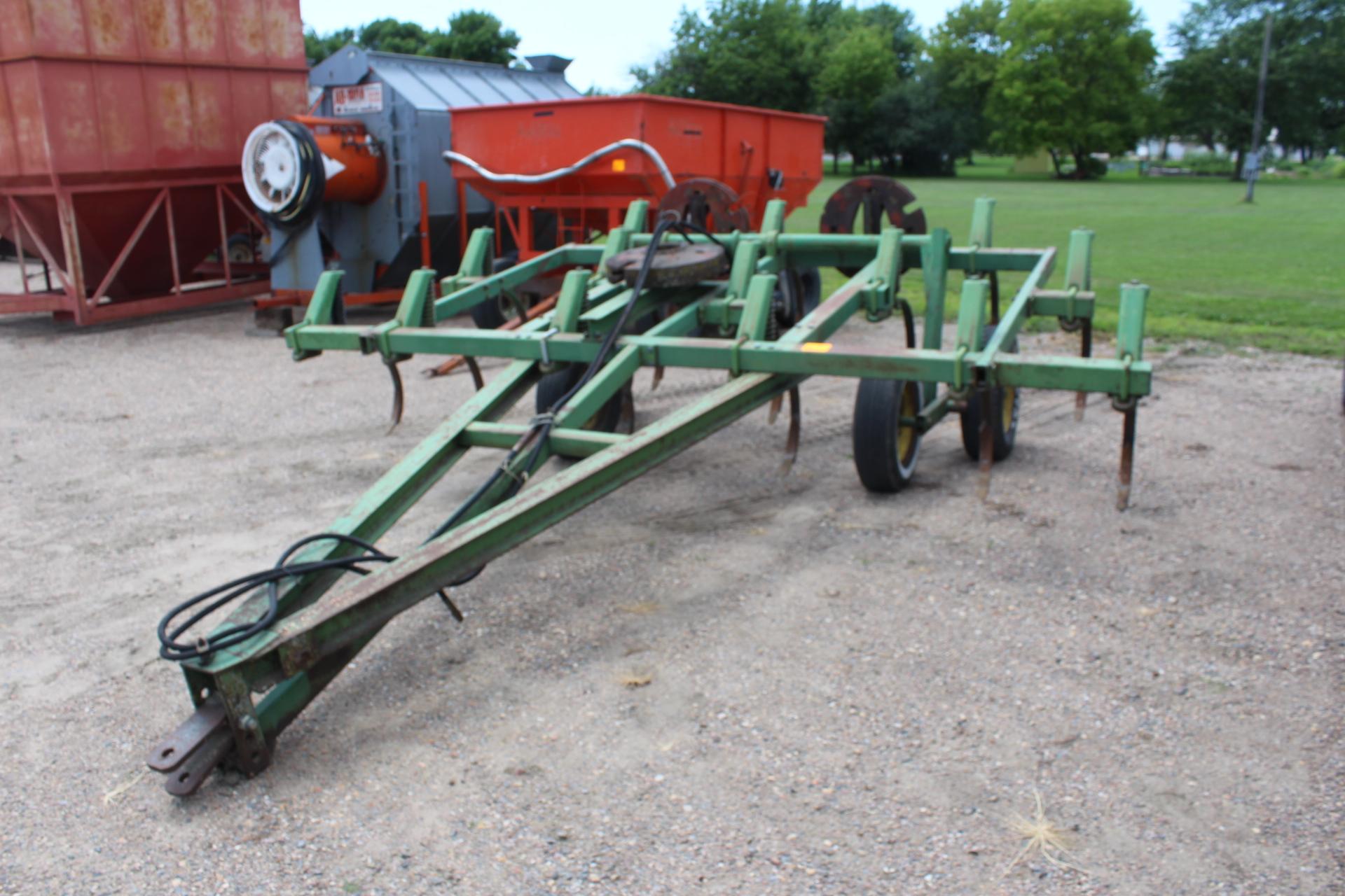 John Deere 14’ 1600 Chisel Plow, 14 Shanks, Walking Tandem, Pull Type, Extr