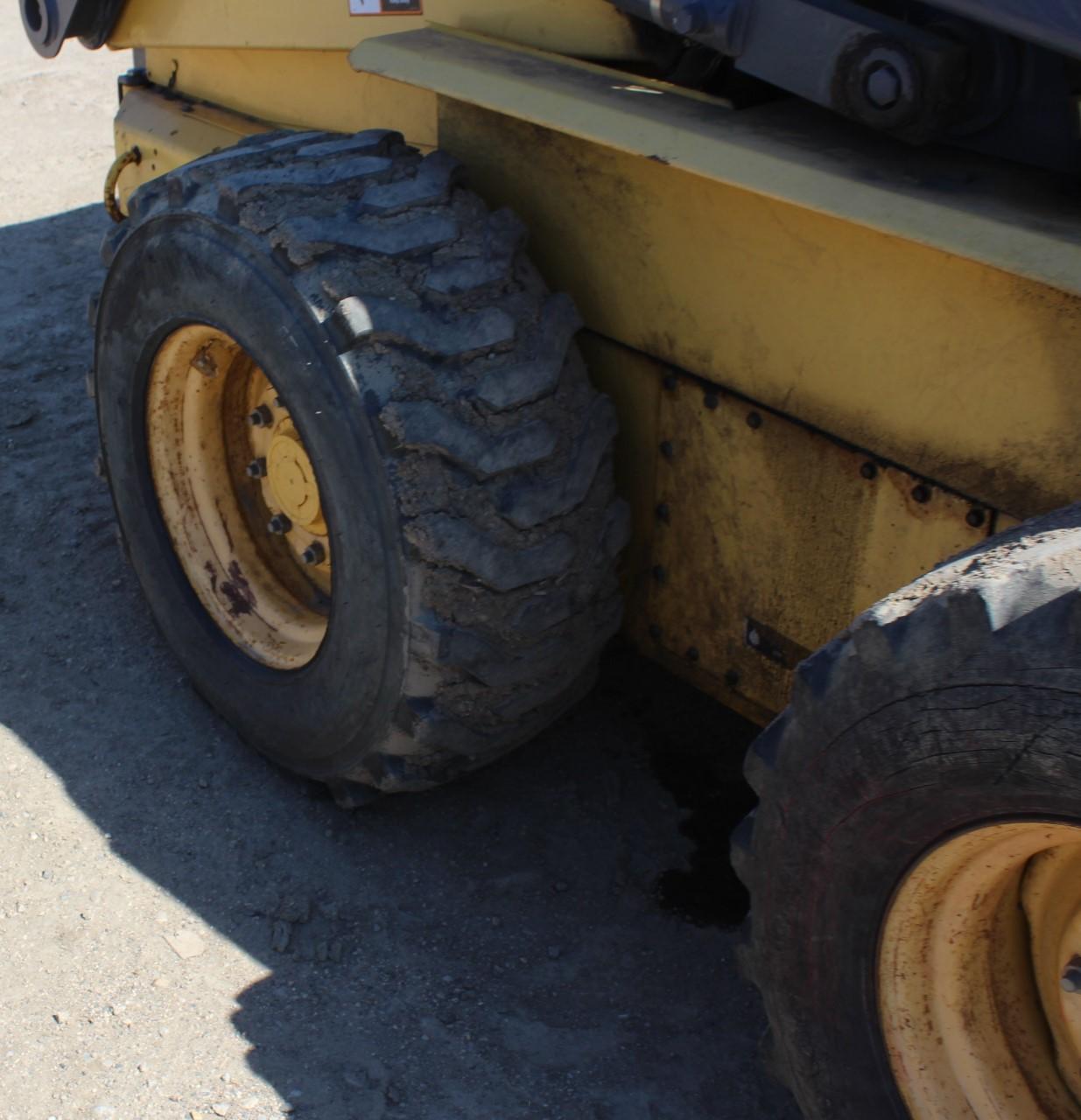 2000 New Holland LS180 Skidloader, 2 Speed, Enclosed Cab, Heat, Aux Hyd, 12-16.5 Tires,