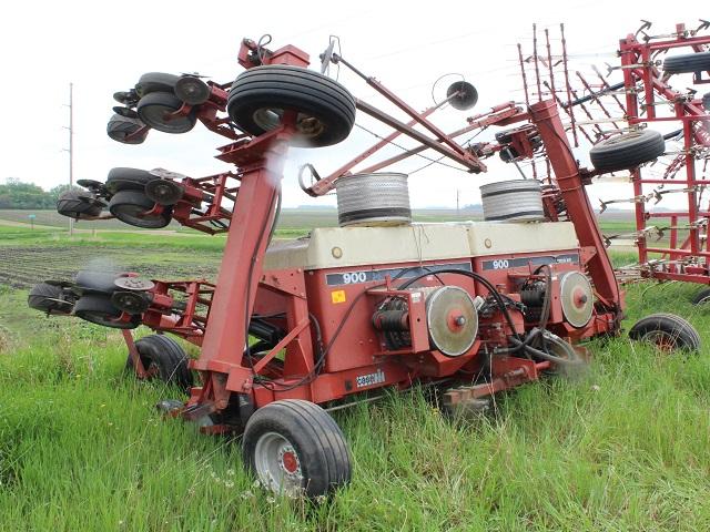 CaseIH 12R30” 900 Cyclo Planter, Semi Mounted, Lift Assist, Disk Style Row