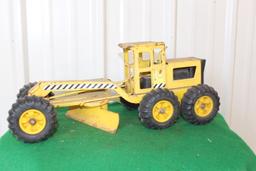 Tonka sandbox toys, dumptruck and grater,