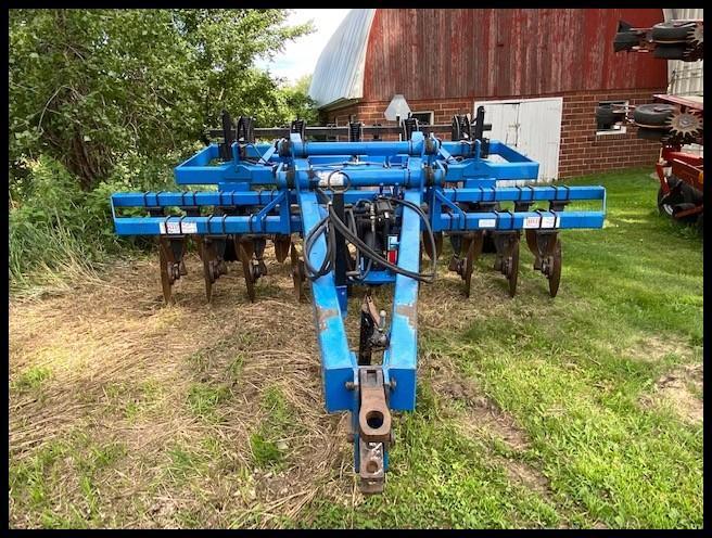 DMI 527 Disk Ripper, (5) Shank, set at 24" spacing, 7" Points, Cover boards, Fixed Rear Disk