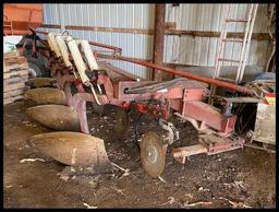 IH 720 Semi Int Plow, 4-18", AR, (4) Spring Coulters