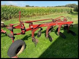 IH 700 Semi Int Plow, 4-16", Toggle Trip, (4) Shear Bolt Coulters, Fast Hitch or 2 Pt