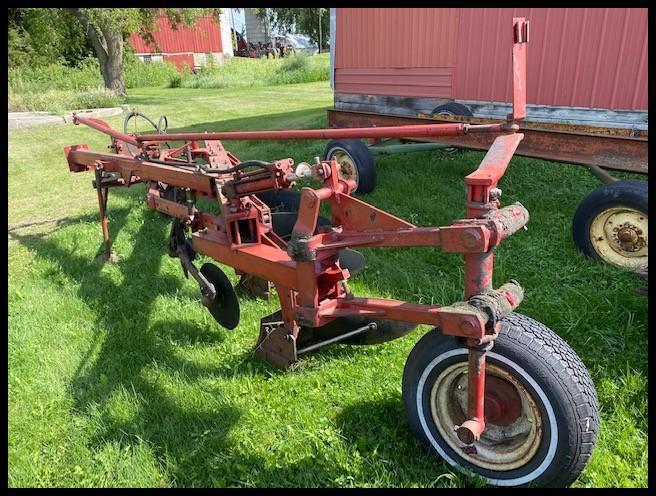 IH 700 Semi Int Plow, 4-16", Toggle Trip, (4) Shear Bolt Coulters, Fast Hitch or 2 Pt