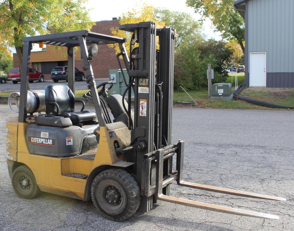 CAT DUEL FUEL MODEL GD18K FORK LIFT, 3 STAGE, PNEUMATIC TIRES, 42" FORKS, SIDE SHIFT, S/N AT31A50809