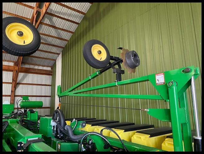 2011 JOHN DEERE DB 44 24R22" MAX EMERGE XP PLANTER, MARKERS, (4) 31X13.50-15 TRANSPORT TIRES,