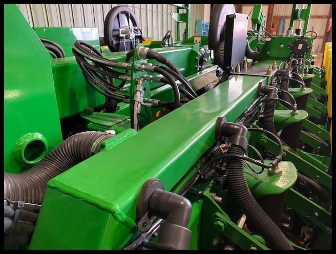 2011 JOHN DEERE DB 44 24R22" MAX EMERGE XP PLANTER, MARKERS, (4) 31X13.50-15 TRANSPORT TIRES,