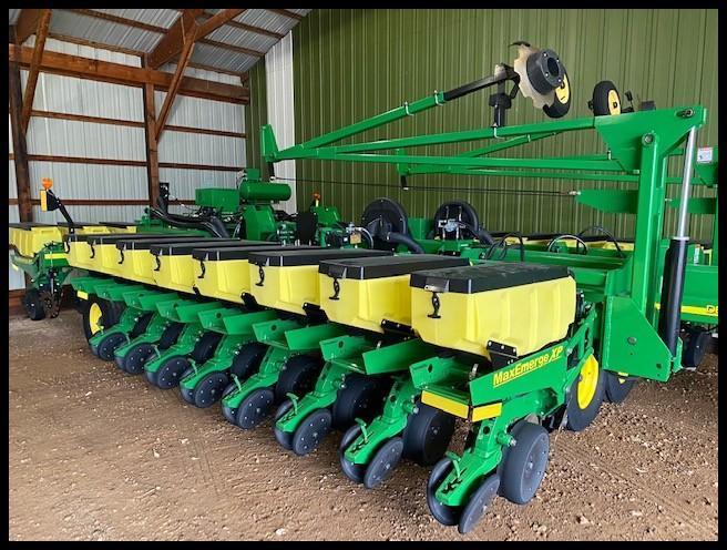 2011 JOHN DEERE DB 44 24R22" MAX EMERGE XP PLANTER, MARKERS, (4) 31X13.50-15 TRANSPORT TIRES,