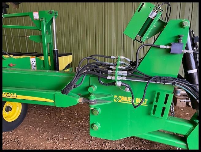 2011 JOHN DEERE DB 44 24R22" MAX EMERGE XP PLANTER, MARKERS, (4) 31X13.50-15 TRANSPORT TIRES,