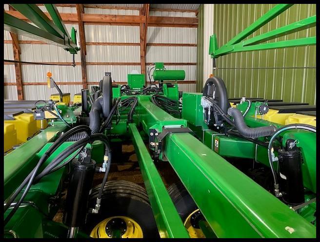 2011 JOHN DEERE DB 44 24R22" MAX EMERGE XP PLANTER, MARKERS, (4) 31X13.50-15 TRANSPORT TIRES,