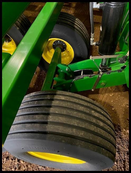 2011 JOHN DEERE DB 44 24R22" MAX EMERGE XP PLANTER, MARKERS, (4) 31X13.50-15 TRANSPORT TIRES,