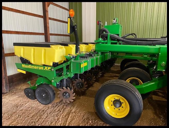 2011 JOHN DEERE DB 44 24R22" MAX EMERGE XP PLANTER, MARKERS, (4) 31X13.50-15 TRANSPORT TIRES,