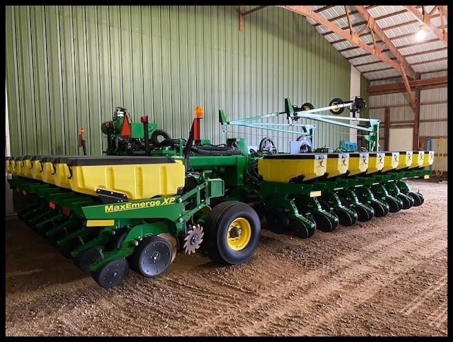 2011 JOHN DEERE DB 44 24R22" MAX EMERGE XP PLANTER, MARKERS, (4) 31X13.50-15 TRANSPORT TIRES,