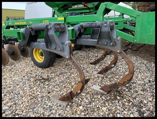 2011 JOHN DEERE 2700 9 SHANK DISC RIPPER, 24" SPACING, 7" POINTS, COVER BOARDS, 2 SEASONS ON SUMMERS