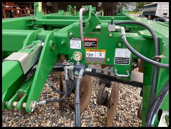 2011 JOHN DEERE 2700 9 SHANK DISC RIPPER, 24" SPACING, 7" POINTS, COVER BOARDS, 2 SEASONS ON SUMMERS