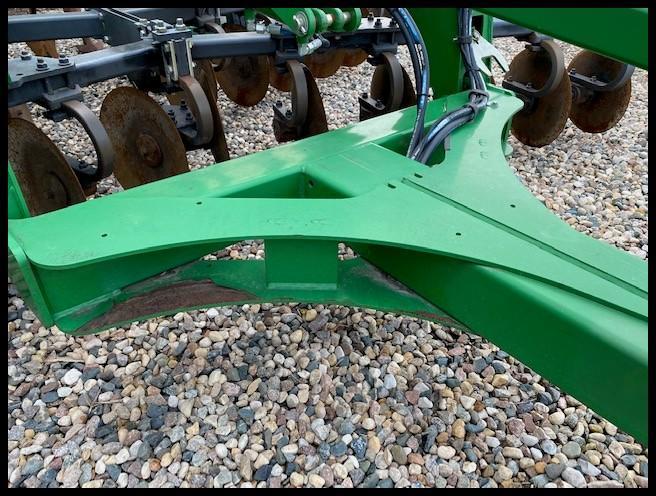 2011 JOHN DEERE 2700 9 SHANK DISC RIPPER, 24" SPACING, 7" POINTS, COVER BOARDS, 2 SEASONS ON SUMMERS