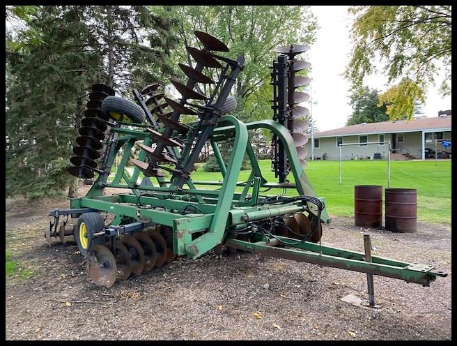 JOHN DEERE 230 DISK, 25.5' SPRIN SCRAPERS, REAR BLADES @19.5", FRONT BLADES @ 21.25"