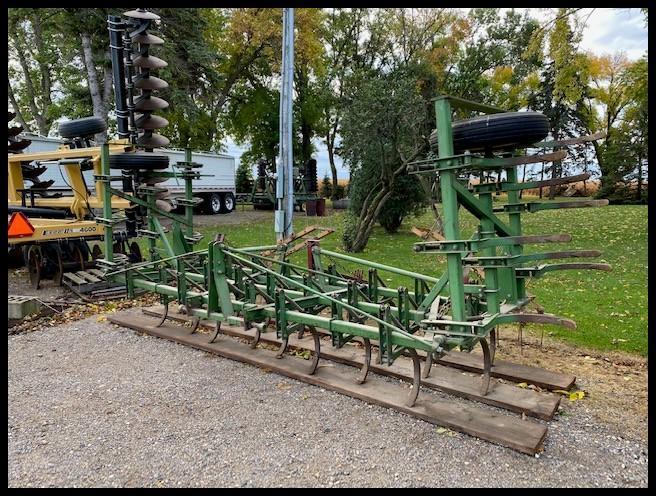 JOHN DEERE C11 19' MOUNTED FIELD CULTIVATOR, GUAGE WHEELS ON WINGS, 2 BAR HARROW, 2" POINTS