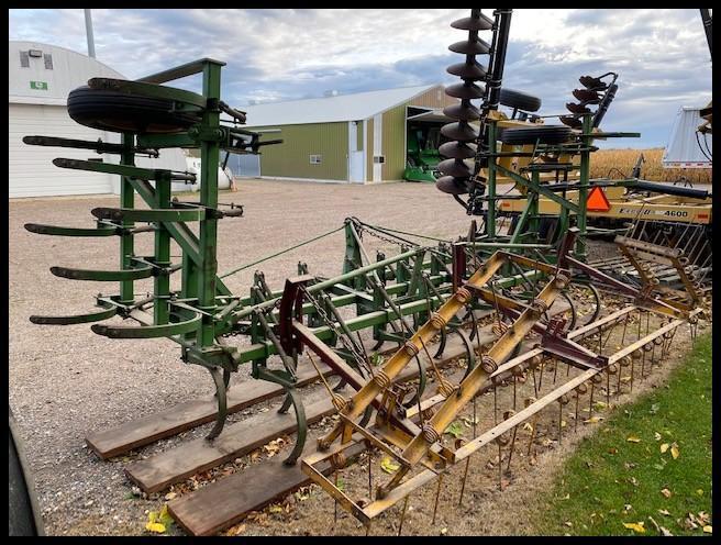 JOHN DEERE C11 19' MOUNTED FIELD CULTIVATOR, GUAGE WHEELS ON WINGS, 2 BAR HARROW, 2" POINTS