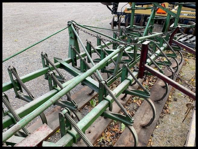 JOHN DEERE C11 19' MOUNTED FIELD CULTIVATOR, GUAGE WHEELS ON WINGS, 2 BAR HARROW, 2" POINTS