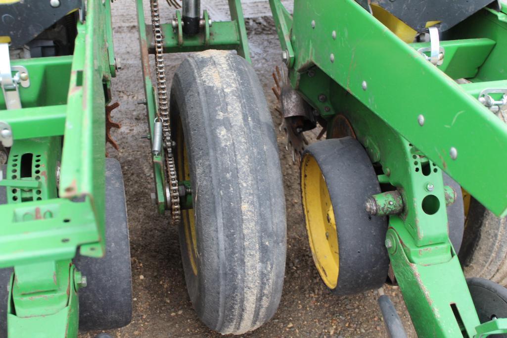 John Deere 7200 12R30" Front Fold Planter, MaxEmerge 2