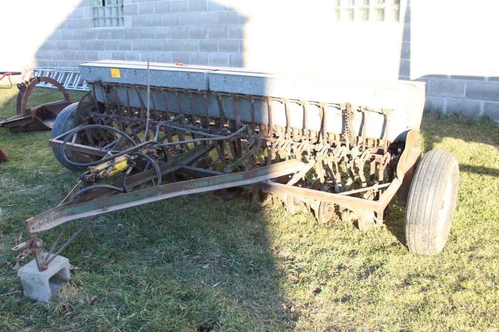 10' VAN BRUNT GRAIN DRILL, GRASS SEEDER, LOW RUBBER, HYD LIFT, HYD CYLINDER, 6" SPACING