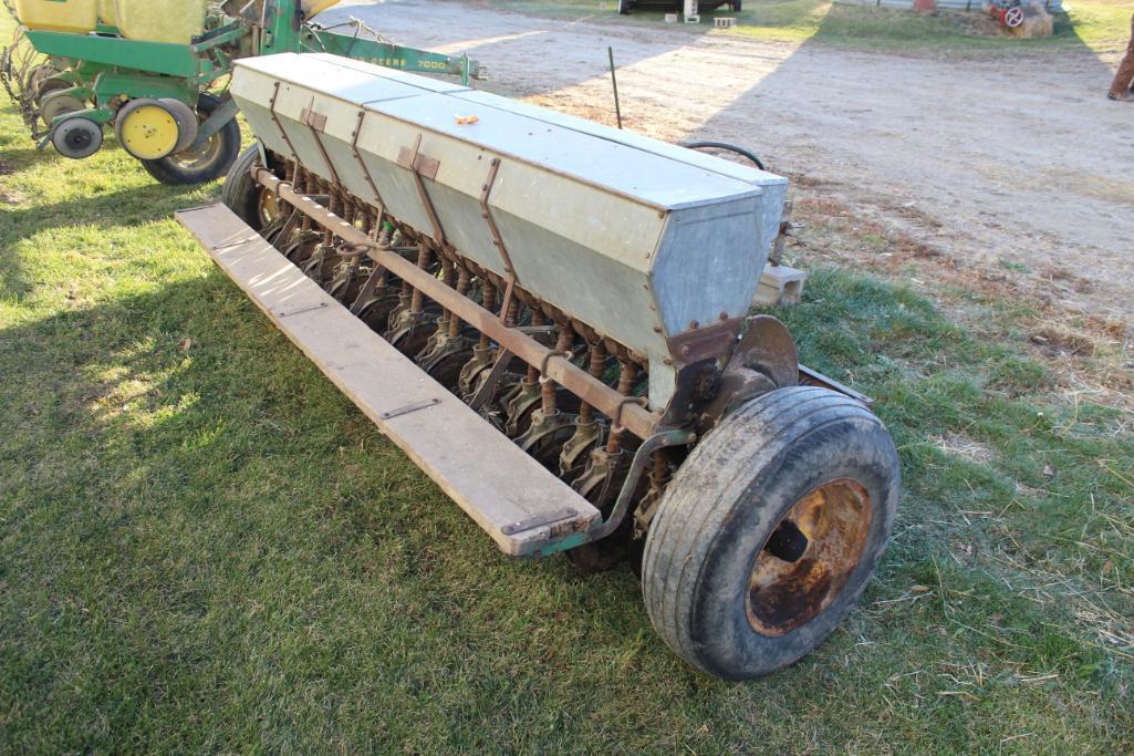 10' VAN BRUNT GRAIN DRILL, GRASS SEEDER, LOW RUBBER, HYD LIFT, HYD CYLINDER, 6" SPACING