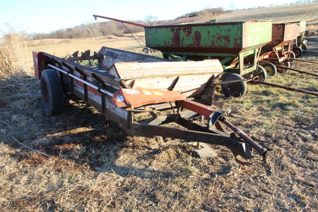 MEYER SINGLE AXLE MANURE SPREADER, SINGLE BEATER, POLY ON FLOOR, WOOD SIDES