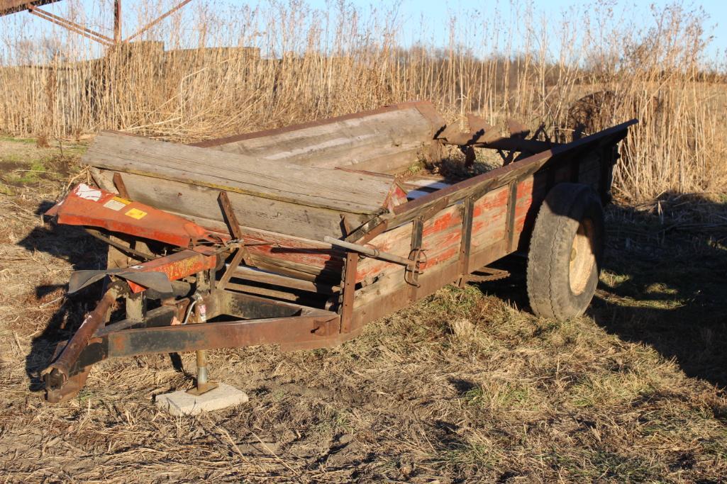 MEYER SINGLE AXLE MANURE SPREADER, SINGLE BEATER, POLY ON FLOOR, WOOD SIDES