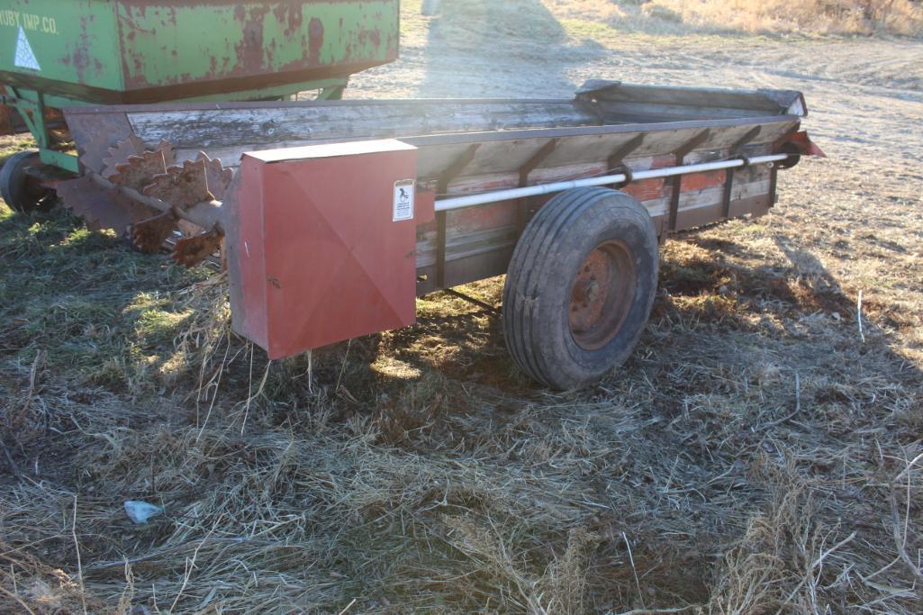 MEYER SINGLE AXLE MANURE SPREADER, SINGLE BEATER, POLY ON FLOOR, WOOD SIDES