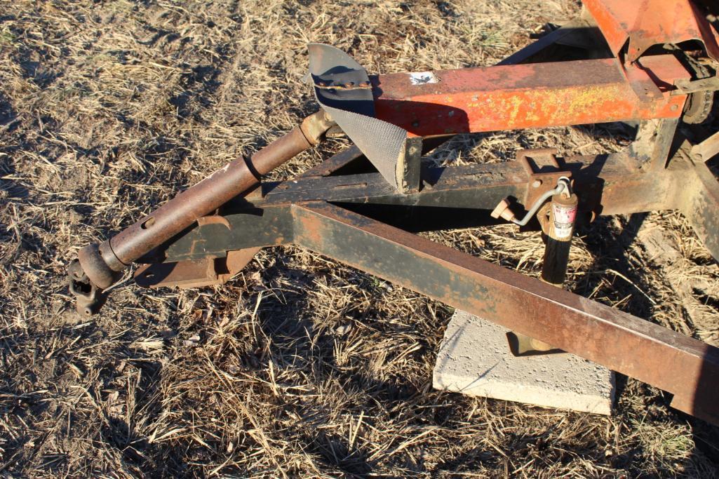 MEYER SINGLE AXLE MANURE SPREADER, SINGLE BEATER, POLY ON FLOOR, WOOD SIDES